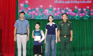 Sư đoàn 325 và Lữ đoàn Tăng 203 nhận đỡ đầu hai con của quân nhân từ trần do tai nạn giao thông